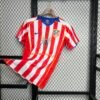Camiseta local Atlético de Madrid 2004-05 con rayas rojas y blancas, logo Spiderman 2 y patrocinio Columbia Pictures