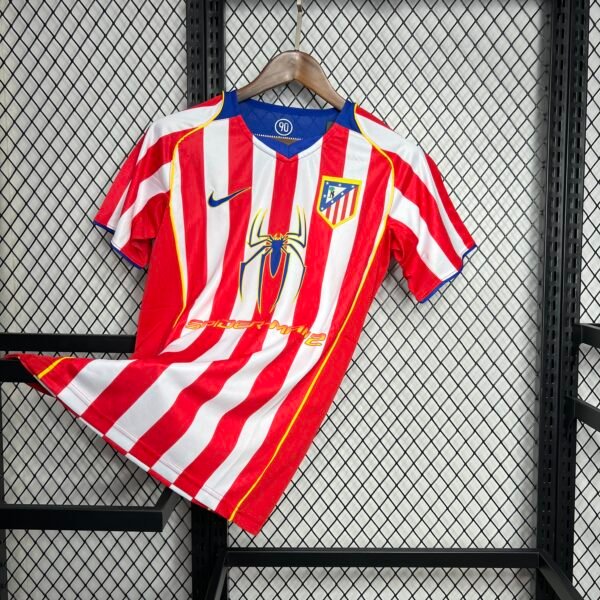 a4325272 (2) Camiseta local Atlético de Madrid 2004-05 con rayas rojas y blancas, logo Spiderman 2 y patrocinio Columbia Pictures