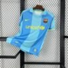 Camiseta visitante FC Barcelona 2007-08 en azul celeste con detalles en azul marino, cuello de polo y patrocinio Unicef