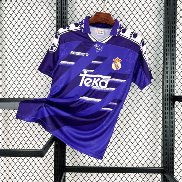 Camiseta visitante Real Madrid 1994-96 Adidas color morado con detalles en blanco y patrocinador Teka