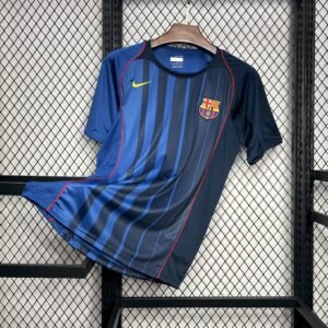 Camiseta visitante FC Barcelona 2004-05 azul marino con franjas verticales, cuello tipo polo y patrocinio Unicef