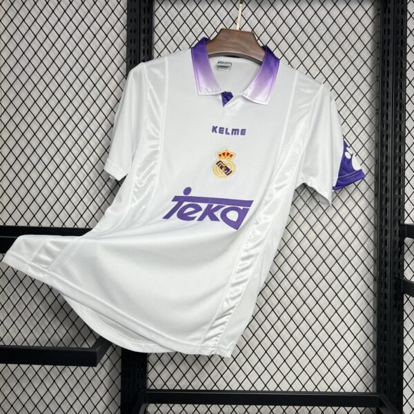 Camiseta local Real Madrid 1997-98 Kelme blanca con detalles en morado y patrocinador Teka