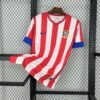 Camiseta local Atlético de Madrid 2012-13 con franjas rojas y blancas, cuello redondo, escudo bordado y logo Nike
