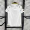Parte trasera camiseta local Real Madrid 1998-2000 Adidas blanca con detalles en dorado y espacio para nombre y número personalizados