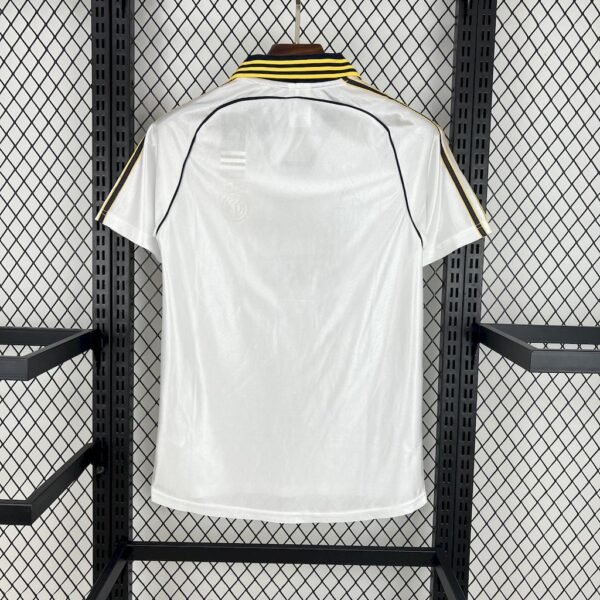 Parte trasera camiseta local Real Madrid 1998-2000 Adidas blanca con detalles en dorado y espacio para nombre y número personalizados