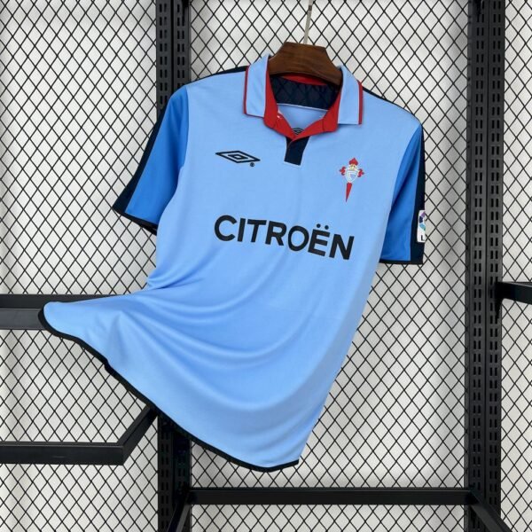Camiseta local Celta de Vigo 2003-04 en celeste con detalles en azul marino, cuello rojo y patrocinio Citroën