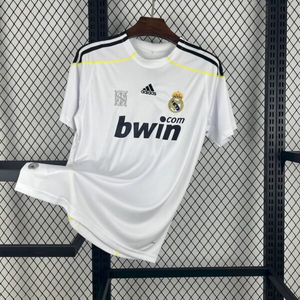 df4306c8 (1) Camiseta local Real Madrid 2009-10 Adidas color blanco con detalles en negro y patrocinador bwin